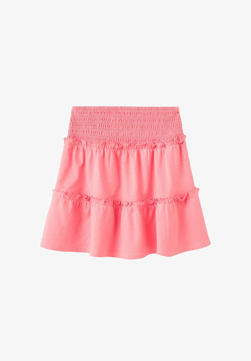 Mini-jupe rose à volants avec taille élastique smockée et coutures froncées, fabriquée en tissu léger pour une tenue décontractée.