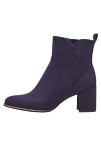 Bottine violet en suède avec un talon épais, un bout pointu, des détails angulaires sur les côtés et une boucle à l'arrière pour un enfilage facile.