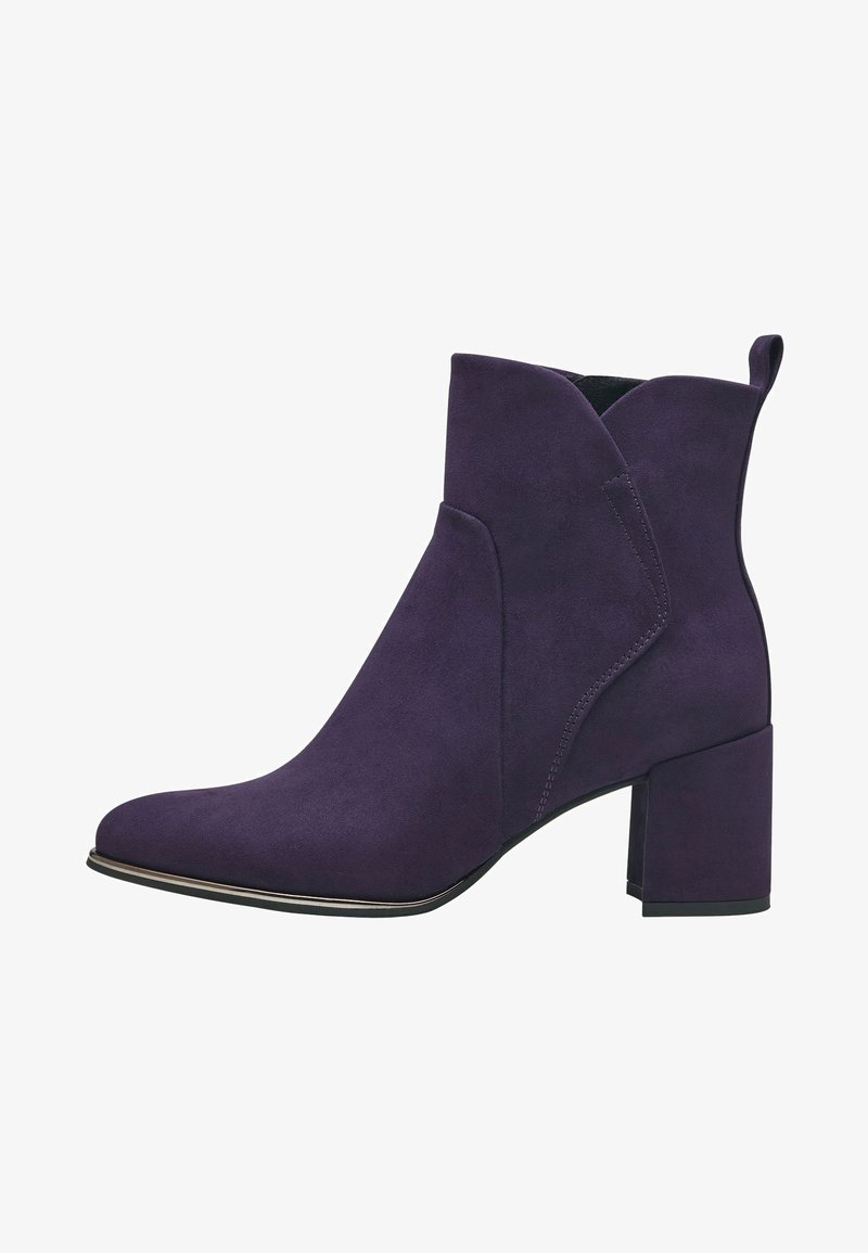 Violetti mokkatiikka nilkk boot, jossa on paksu korko, terävä kärki, kulmikkaat sivut sekä lenkki takana helppoa pukemista varten.
