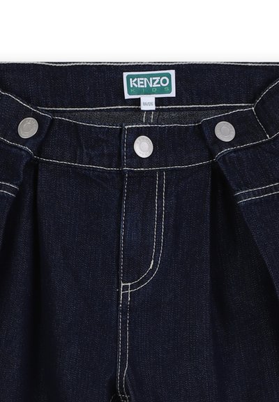 Shorts en denim bleu marine avec des coutures visibles, deux boutons-pression argentés, et une étiquette indiquant "KENZO KIDS" près de la taille.