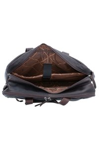 Bruine leren tas met een gewatteerde binnenkant, dubbele ritssluiting en meerdere compartimenten voor organisatie. Gelaagd exterieur en stevige banden.