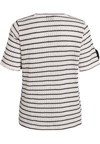 Prążkowany top dzianinowy w kolorze kremowym i czarnym, z krótkimi rękawami i luźnym krojem. Teksturowany materiał z poziomymi liniami i subtelnymi detalami.