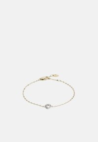 Bracciale in oro con un'accenno d'argento a forma di cuore che presenta un pietra trasparente al centro. Chiusura con gancio a moschettone.