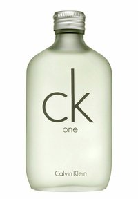 Transparent glasflaska med rundad form. Silverfärgad kapsyl. Etiketten visar "ck one" i fet svartsiffror, med "Calvin Klein" i mindre text nedan.