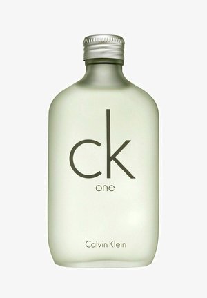 Läpinäkyvä lasipullo pyöreällä muodolla. Hopeinen korkki. Etiketissä lukee "ck one" suurilla mustilla kirjaimilla, ja "Calvin Klein" pienemmällä tekstillä alla.