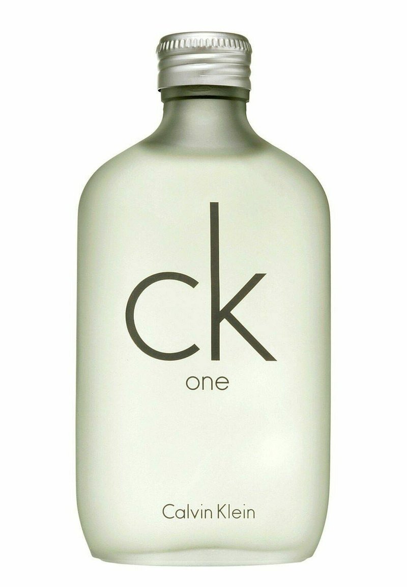 Transparent glasflaska med rundad form. Silverfärgad kapsyl. Etiketten visar "ck one" i fet svartsiffror, med "Calvin Klein" i mindre text nedan.