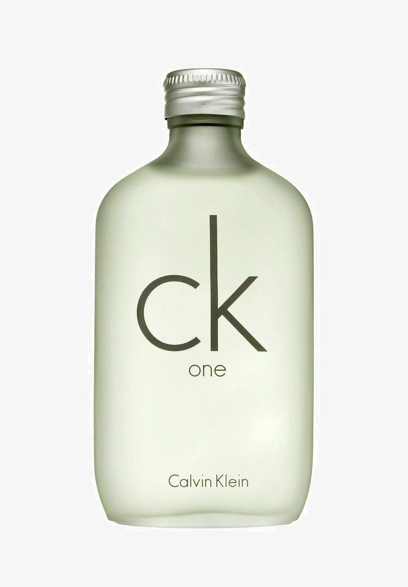 Läpinäkyvä lasipullo pyöreällä muodolla. Hopeinen korkki. Etiketissä lukee "ck one" suurilla mustilla kirjaimilla, ja "Calvin Klein" pienemmällä tekstillä alla.