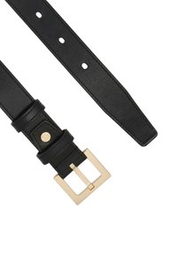 Fekete bőröv téglalap alakú aranyszínű csattal, több lyukkal állítható hosszúsággal és sima textúrával.