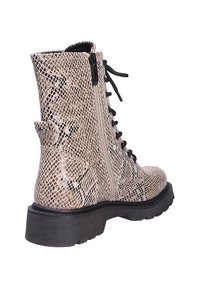 Bottine à talon haut avec motif peau de serpent beige et noir, lacets noirs, fermeture éclair latérale et semelle épaisse en caoutchouc noir.