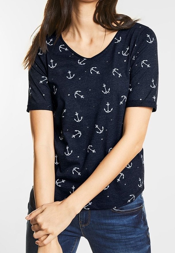 Marinblå t-shirt med kort ärm som har en V-halsdesign och vita ankarmönster samt små stjärnor över hela tyget. Avslappnad passform.