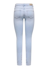 Világoskék farmer skinny farmernadrág sima felülettel, öt zsebes kialakítással és közepes magasságú derékrésszel, melyen márkacímke található a hátoldalon.