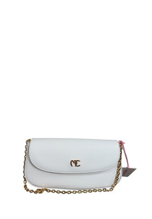 Piccola borsa bianca con tracolla a catena dorata e logo metallico sulla patta frontale, con etichetta rosa attaccata al lato.