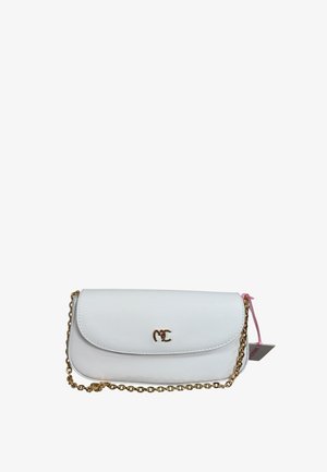 Piccola borsa bianca con tracolla a catena dorata e logo metallico sulla patta frontale, con etichetta rosa attaccata al lato.