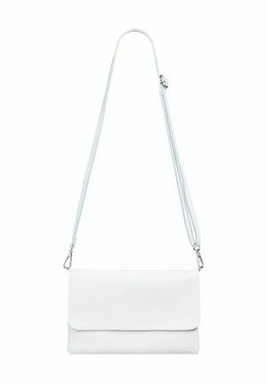 Weißes Leder-Crossbody-Tasche mit strukturierten Oberflächen, Klappenverschluss und verstellbarem Riemen mit silbernem Beschlag und Haken.
