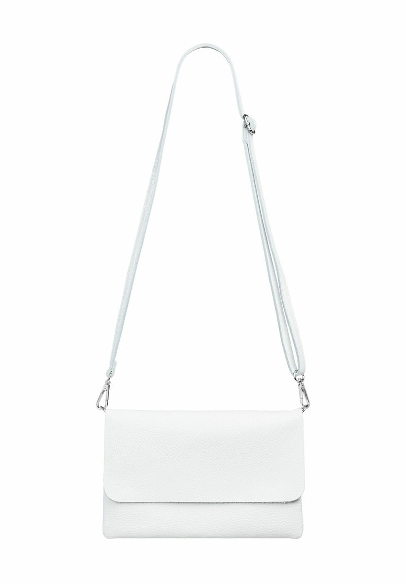 Weißes Leder-Crossbody-Tasche mit strukturierten Oberflächen, Klappenverschluss und verstellbarem Riemen mit silbernem Beschlag und Haken.