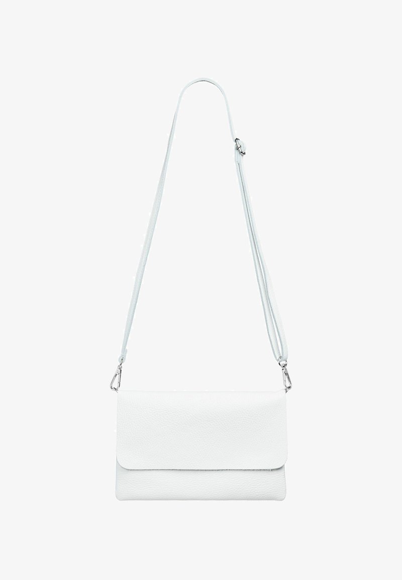 Weißes Leder-Crossbody-Tasche mit strukturierten Oberflächen, Klappenverschluss und verstellbarem Riemen mit silbernem Beschlag und Haken.