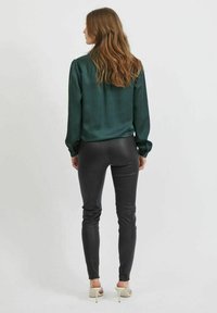 VILA VIELLETTE - Nööpidega pluus - darkest spruce