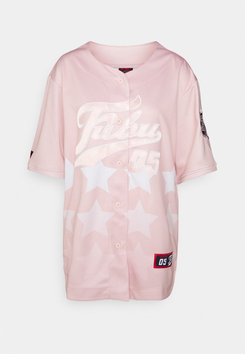 Jersey rosa de manga corta con un gran logotipo blanco de "FUBU", el número "05" y patrones de estrellas, con botones a presión y una textura textil.