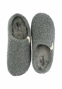 Grijze, fluffy, textuurrijke slippers met een open achterkant en een zachte binnenvoering. Heeft een eenvoudig ontwerp met een kleine witte accent.