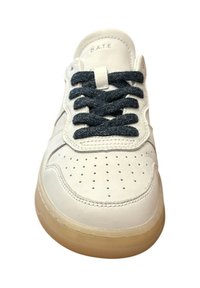 Zapatilla de cuero blanca con cordones azul oscuro, caja de dedos perforada, suela texturizada y logotipo en la lengüeta. Superficie suave, diseño minimalista.