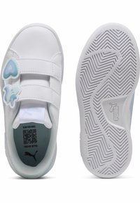 Białe sneakersy z rzepami, ozdobione niebieskimi sercami i motywami słoni. Teksturowane gumowe podeszwy z wzorem w zygzak. Lekka konstrukcja.