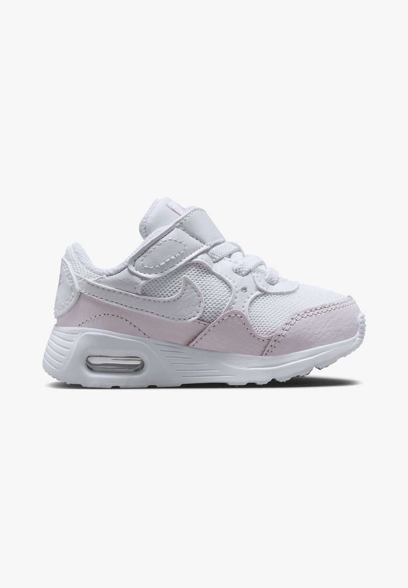 Zapatillas Nike blancas con acentos rosas, material de malla y cuero sintético, cordones y cierres de gancho y lazo, puntera redondeada y suela acolchada.