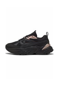 Sneaker nera con superficie testurizzata, colletto imbottito e accenti col rose gold a contrasto sul tallone e sui lacci. Design della suola spessa.