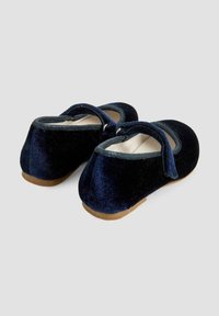 Pantofi Mary Jane din catifea bleumarin cu o singură curea și vârf rotund, având o talpă plată din cauciuc bej și un interior căptușit moale de culoare bej.