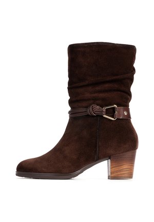 Dunkelbrauner Wildleder-Stiefelette mit mittelhohem Holz-Blockabsatz und dekorativem Lederriemen mit goldener Schnalle um den Knöchel.