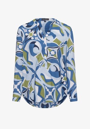 Langarmshirt in hellblau, mit einem mehrfarbigen abstrakten Muster in Grün, Marineblau und weißen Akzenten. Mit Knopfleiste und abgerundetem Saum.