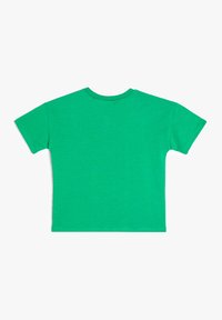 Camiseta verde de manga corta hecha de algodón. Presenta un cuello redondo y un diseño simple de color sólido con una textura suave.