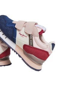 Sneakers con un mix di suede e mesh nei colori rosa, blu navy e bordeaux, con cinturini in Velcro, accenti testurizzati e una suola ammortizzata.