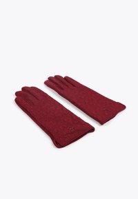 Burgundske pletene rukavice s teksturiranim uzorkom i logotipom na području zapešća. Duljina pruža punu pokrivenost ruke.