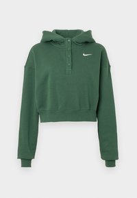 Sweat à capuche court vert en tissu doux, avec un col boutonné, des manches longues, des poignets côtelés et un logo Nike blanc sur la poitrine.