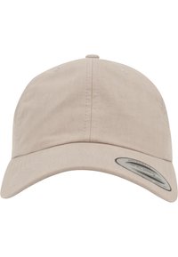Beige katoenen baseballcap met een gebogen rand, zes-panelen ontwerp en verstelbare riem. Beschikt over een ronder logo-label aan de voorkant.