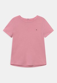 Rosa bomulds T-shirt med rund halsudskæring og korte ærmer. Har et lille logo i det øverste venstre område og en buet kant.