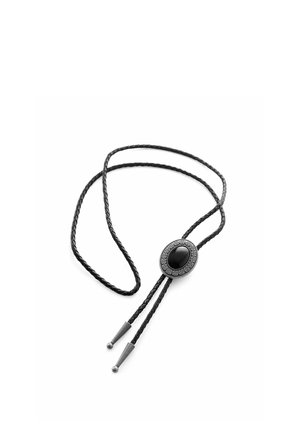 Svart flettet lær bolo-slip med utsmykket sølv oval skyve med en svart stein og sølvtupper på endene av snorene.