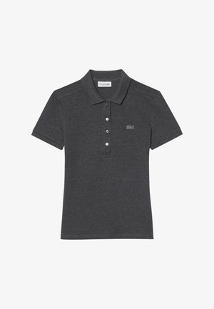 Grå polo t-shirt lavet af blødt stof, med klassisk krave, tre knapper og et lille Lacoste-logo på venstre bryst.
