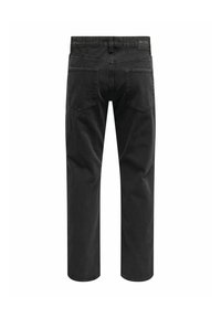 Jeans de mezclilla negra con pierna recta, diseño de cinco bolsillos y etiqueta en la cinturilla. La tela tiene una textura suave y un desvanecimiento mínimo.