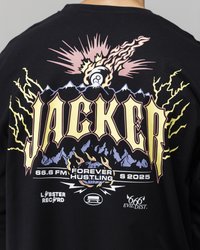 Sort langærmet skjorte med iøjnefaldende, multicolor grafikdesign med ordet "JACKER," bjerge, flammer og lynaccentuer.