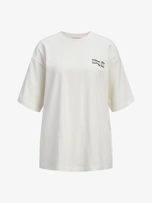 Bílé oversized tričko s krátkým rukávem a nápisem „THANK YOU“ opakovaným třikrát černě na levé horní části hrudi.
