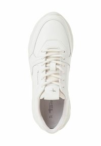 Vit sneaker med en slät läder- och mesh-överdel, rund tå, platta snörningar och en vadderad krage. Har en texturerad sula och minimal märkning.