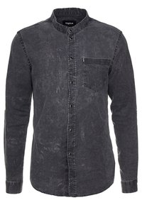Camicia in denim nero con colletto a banda, maniche lunghe, tasca frontale e texture sbiadita. Presenta chiusure con bottoni e orlo inferiore curvato.