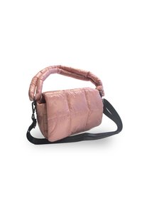 Borsa imbottita rosa con trapuntatura, manico imbottito, tracolla nera regolabile e un logo discreto sul davanti, che evoca un aspetto morbido e testurizzato.