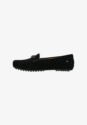 Zwarte suède moccasinschoenen met verwarmd hardware op de wreef, contrasterende stiksels en een gestructureerde rubberen zool met kleine studs.