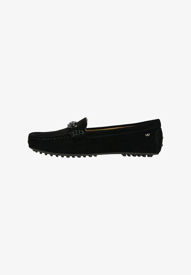 Schwarze Wildleder-Mokassinschuhe mit geprägtem Zubehör auf dem Spann, kontrastierenden Nähten und einer strukturierten Gummisohle mit kleinen Nieten.