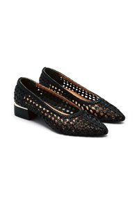 Ballerine nere a punta, realizzate in materiale intrecciato con un design aperto, dotate di un piccolo tacco a blocco e di una fodera interna liscia.