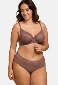 Ensemble de lingerie en dentelle marron comprenant un soutien-gorge et une culotte assortie. Le soutien-gorge présente des bords festonnés, des bonnets à armatures et des bretelles ajustables. La culotte arbore des accents en dentelle.