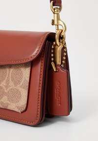 COACH TABBY SHOULDER BAG 20 - Handbag - tan rust