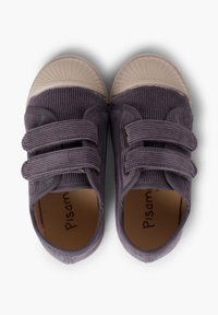 Chaussures en velours côtelé violet avec semelles en caoutchouc, dotées de deux sangles Velcro et d'un design à l'avant strié. À l'intérieur, une doublure marron présente le nom de la marque.